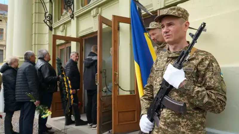 Чернівці прощаються з Миколою Федоруком: містяни вшанували памʼять багаторічного мера