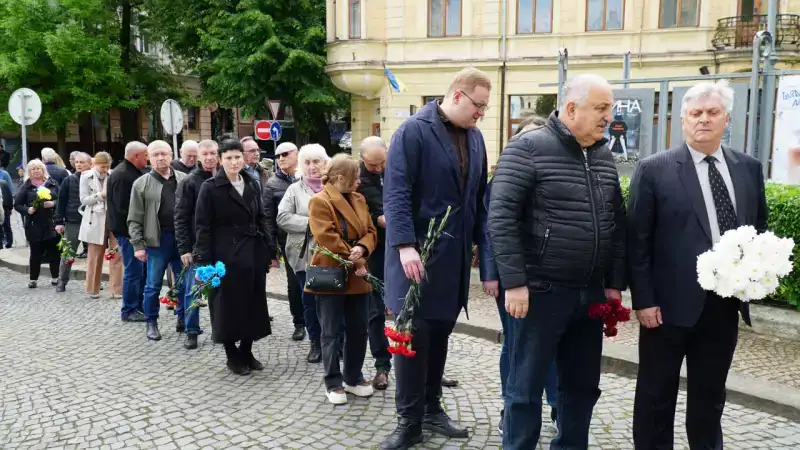 Чернівці прощаються з Миколою Федоруком: містяни вшанували памʼять багаторічного мера