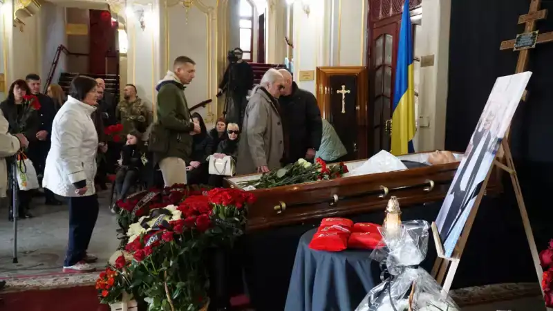 Чернівці прощаються з Миколою Федоруком: містяни вшанували памʼять багаторічного мера