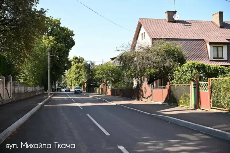 У Чернівцях оновили дорожнє покриття на трьох вулицях та встановили підвищені переходи