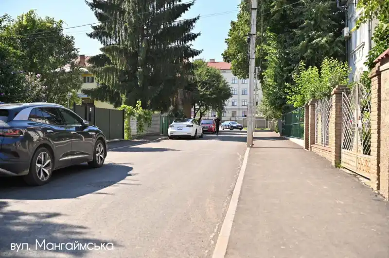 У Чернівцях оновили дорожнє покриття на трьох вулицях та встановили підвищені переходи