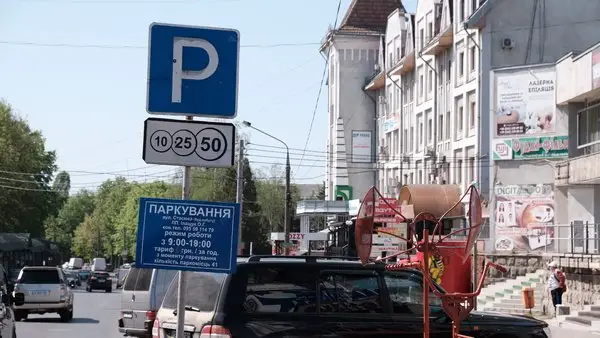 У Чернівцях визначили нові локації для платного паркування в центрі